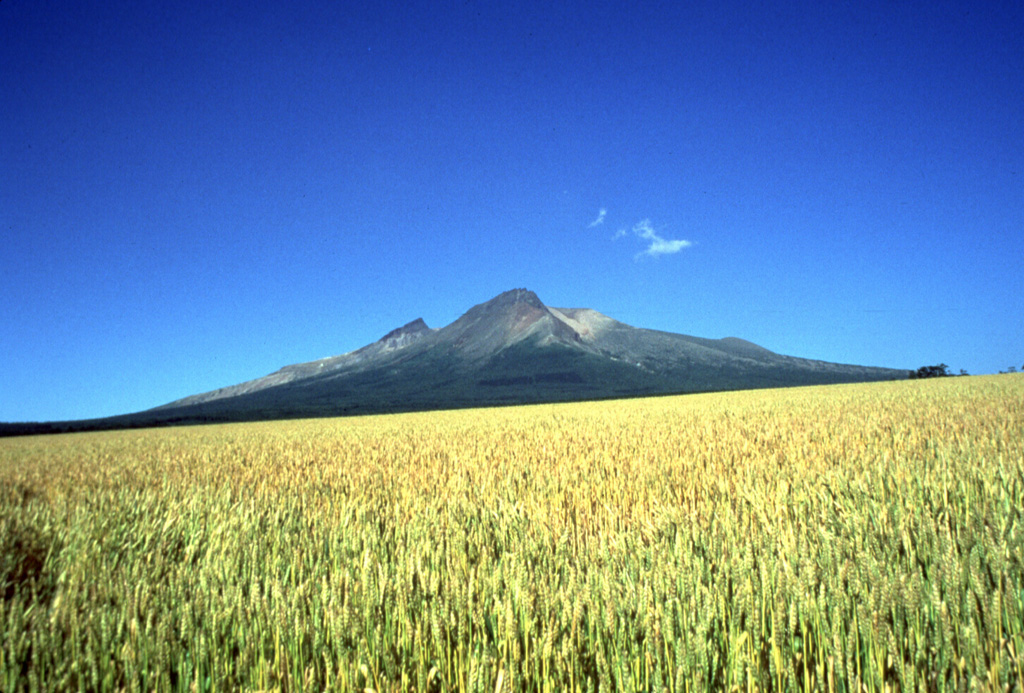 From the WSW the highest visible point of Komagatake is the rim of a scarp that opens to the east (right). The sharp peak to the left is Kengamine, the summit and part of the rear rim of the scarp. Photo by Mitsuhiro Yoshimoto, 1995 (Hokkaido University).