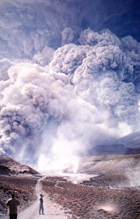 A pyroclastic flow descends the quebrada of Tumbre, north of Lascar at 0930 hours on April 20, 1993.  A plinian eruption April 18-20 was the largest from Láscar in historical time.  Pyroclastic flows containing white pumice, dark scoria, compositionally banded pumice, and dense blocks from the summit lava dome traveled as far as 8.5 km down the NW, NE, and SE flanks.     Photo by Ricardo de la Peña, 1993 (courtesy of Oscar González-Ferrán, University of Chile).