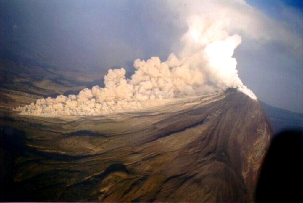 A pyroclastic flow descends the western flank of Colima at 0830 on 22 November 1998. The new growing lava dome had almost entirely filled the 1994 crater by the morning of the previous day, after which lava started flowing out of the summit crater area and producing block-and-ash flows at 3-5-minute intervals that mostly traveled south within the eastern branch of Barranca El Cordobán to distances of more than 4 km. Photo courtesy of Abel Cortés, 1998 (Colima Volcano Observatory, Universidad de Colima).