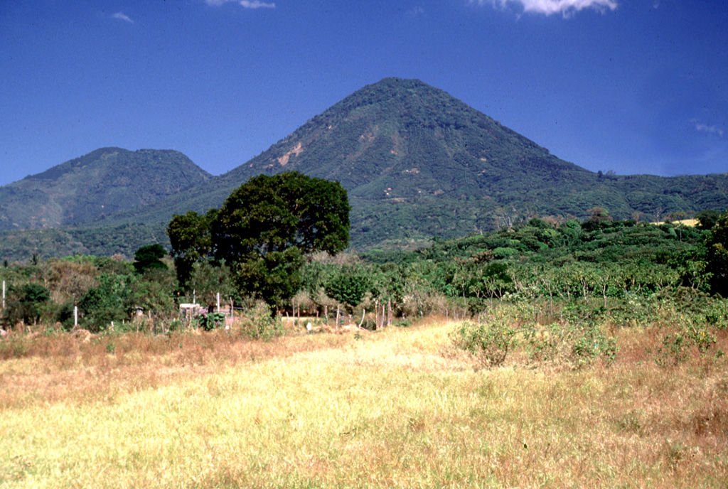 Cerro los Naranjos volcano is at the SE end of the Sierra de Apaneca. Cerro el Aguila ("Eagle Peak") lies on the left horizon to the NW of Los Naranjos. Photo by Lee Siebert, 2002 (Smithsonian Institution).