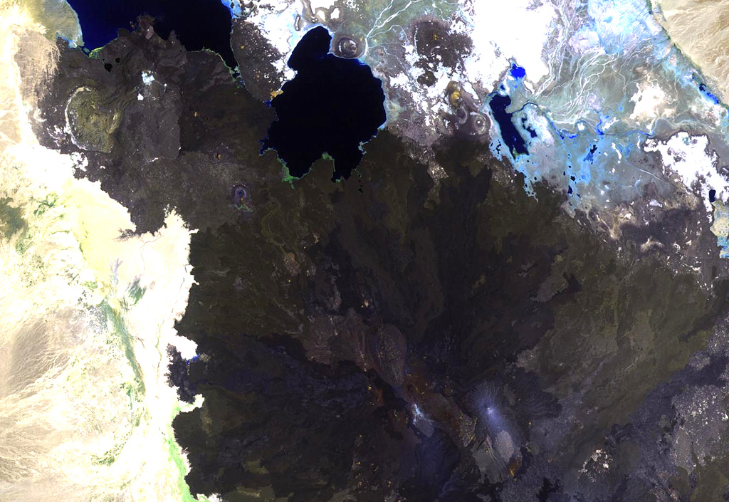 The summit region of Alu volcano is located left of the center of this Landsat image, south of Lake Bakili (top center). Alu lies SE of Gada Ale volcano (upper left), which rises above the western shore of the lake, and NW of Dalafilla volcano (bottom center). Fissure vents west of the horst have fed silicic lava flows, and other fissures to the south have produced voluminous basaltic lava flows that extend north as far as Lake Bakili. NASA Landsat image, 1999 (courtesy of Hawaii Synergy Project, Univ. of Hawaii Institute of Geophysics & Planetology).