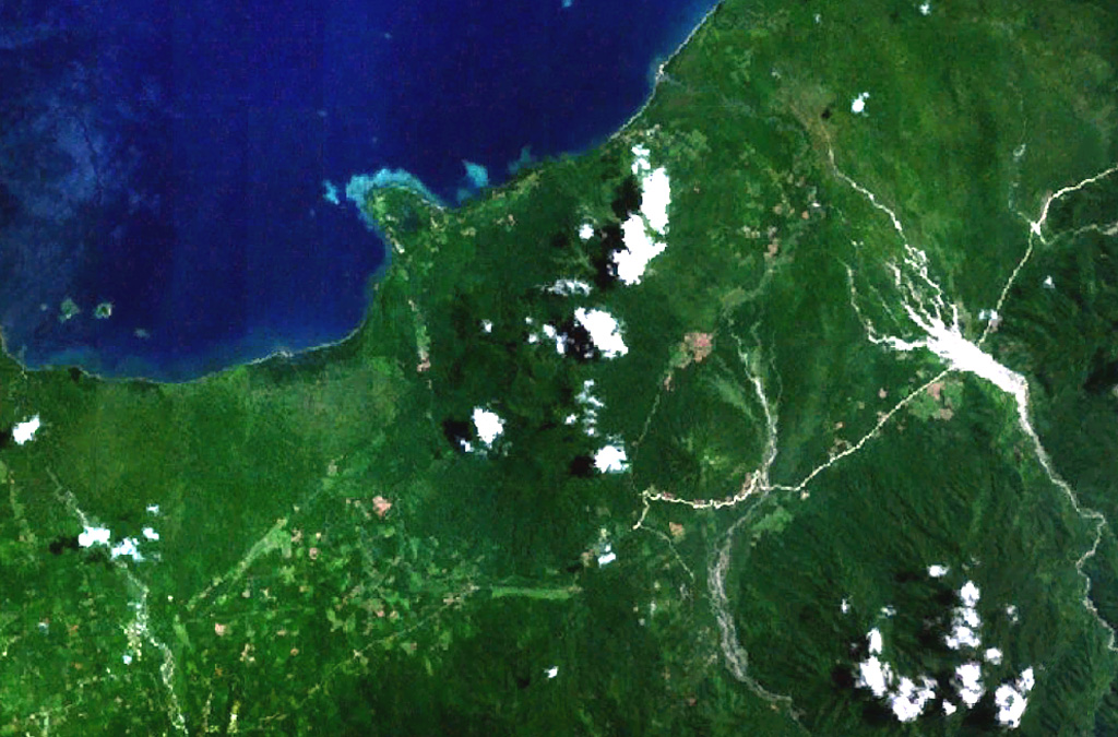 Forested volcanoes of the Sulu Range occupy the center of this NASA Landsat image (N is to the top) of west-central New Britain. This group of partially overlapping small volcanoes and lava domes off Bangula Bay reaches heights of about 600 m. Mount Karai, also known as Mount Ruckenberg, lies on the NE side of the geochemically diverse, basaltic-to-rhyolitic complex. Kaiamu maar forms the peninsula extending about 1 km into Bangula Bay at the NW side of the Sulu Range. NASA Landsat7 image (worldwind.arc.nasa.gov)