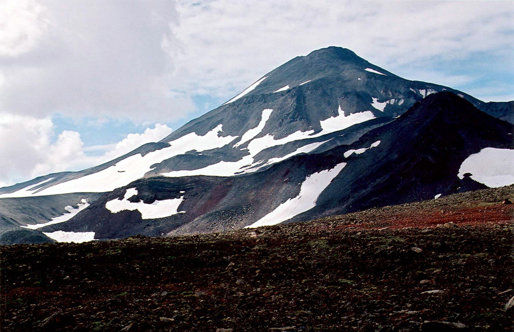 Spokoiny, seen here from the east, lies immediately south of Ostry and NE of Iktunup volcano in the northern Sredinny Range. Lava flows from the summit cone extend down drainages to the east and west. Copyrighted photo by Maria Pevzner, 2005 (Russian Academy of Sciences, Moscow).