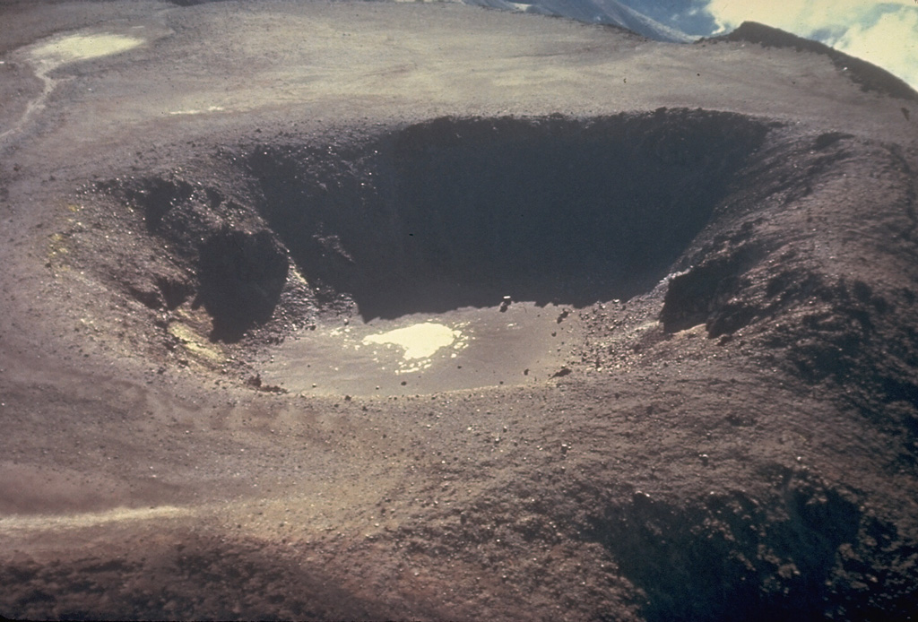 An aerial view from the south in the late 1970s shows a close-up of a 400-m-wide crater in a flat-lying former lava lake at the summit of the North Crater of the Tongariro volcanic complex. Photo by Ian Nairn, late 1970s (New Zealand Geological Survey).