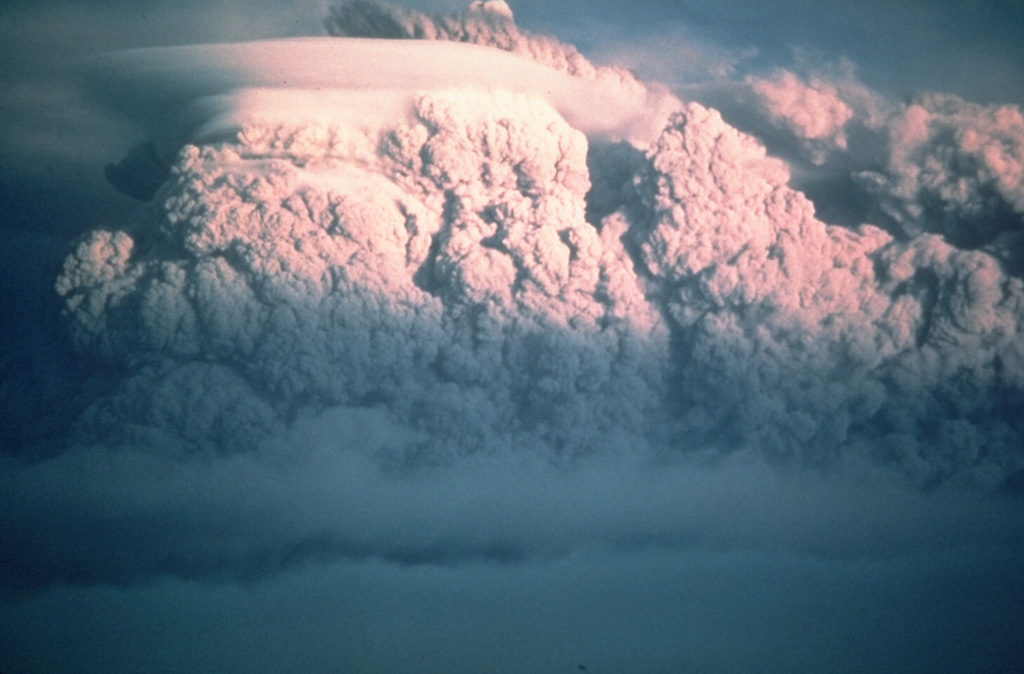 A second large explosive eruption took place from Mount St. Helens on 25 May 1980. It produced an ash plume that rose 14 km above the volcano, but the volume of ash was minor compared to the catastrophic eruption of 18 May a week earlier. Photo by Darryl Lloyd, 1980 (courtesy U.S. Geological Survey).