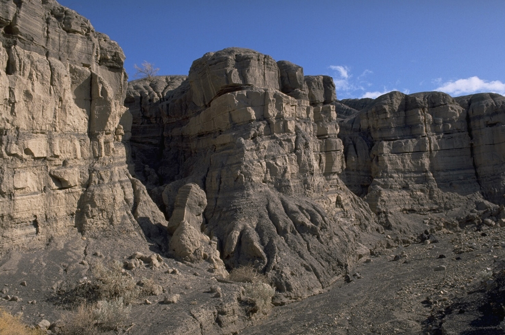 Bedded pyroclastic-surge deposits from the eruptions forming Ubehebe craters can be seen in this gully south of Little Ubehebe crater.  The eruption formed two clusters of explosion craters and tuff rings along a N-S line. Photo by Lee Siebert (Smithsonian Institution).