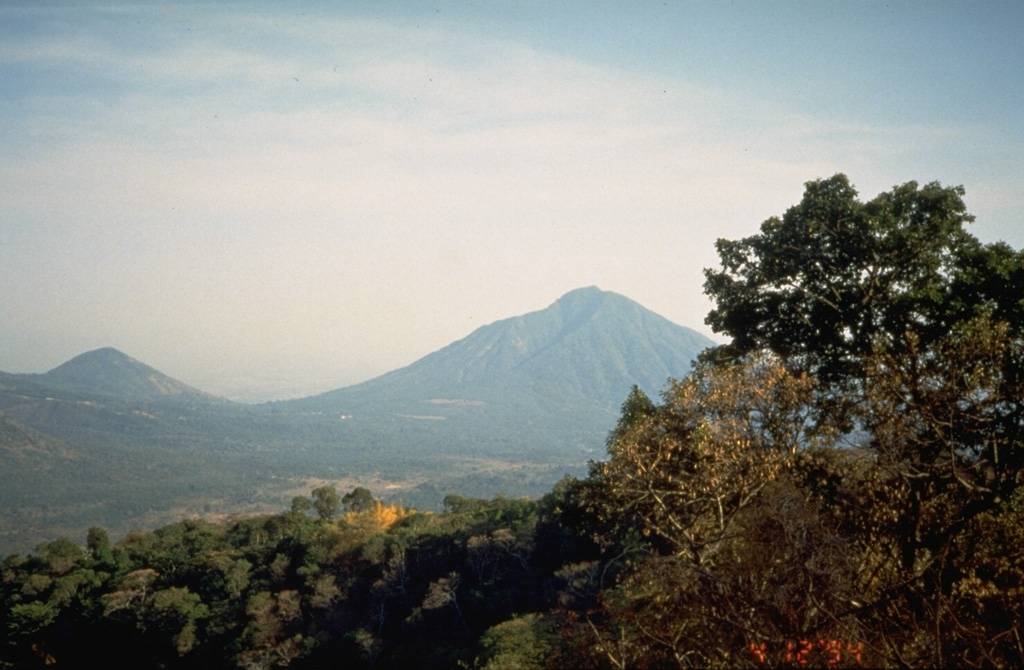 Usulután (right) is at the SE end of a cluster of volcanoes west of San Miguel volcano. La Manita (left) a small cone to the NE of Usulután on the flank of El Tigre has also been mapped as Holocene in age, along with Cerro Nanzal, a cone on the SE flank of Usulután.  Photo by Kristal Dorion, 1994 (U.S. Geological Survey).