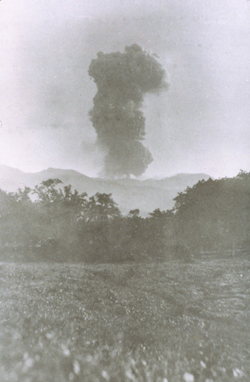An ash plume rises above Rincón de la Vieja on 4 June 1922. No further eruptive activity was recorded until 1966, when eruptions began occurring more frequently.  Photo by José Tristan, 1922 (courtesy of Jorge Barquero).