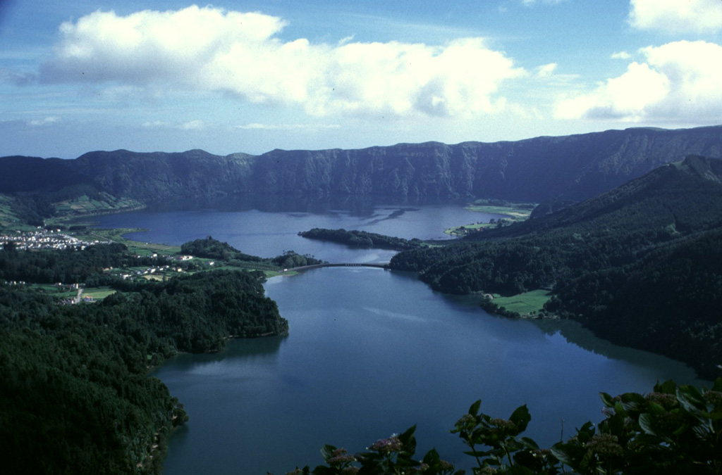 The 5-km-wide Sete Cidades caldera, seen from the southern rim, with lakes Lagoa Verde (foreground) and Lagoa Azul (background) that occupy much of the central caldera floor. To the east (right) and west (left) of these lakes are several pyroclastic cones that have formed in explosive eruptions during the last 5,000 years. Photo by Rick Wunderman (Smithsonian Institution).