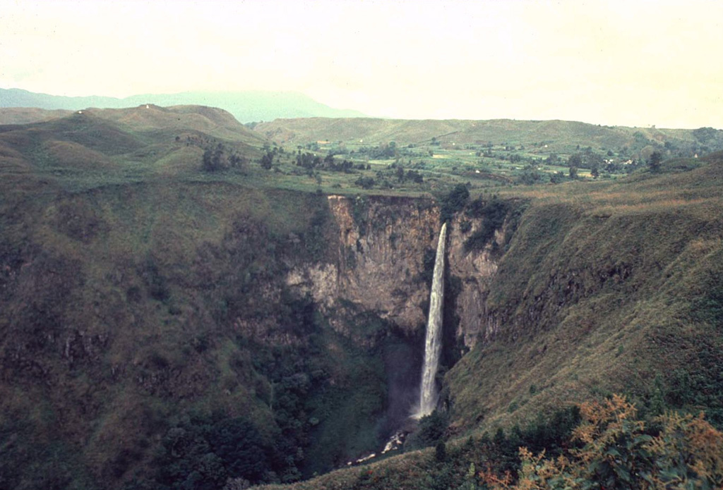 Sipisopiso waterfall, at the northern end of Lake Toba, formed on a cliff in the Middle Toba Tuff (MTT) deposit. The MTT rhyolite ignimbrite (more than 60 km3) was emplaced about 500,000 years ago during the third largest of the four major Toba caldera-forming eruptions. Products of the densely welded MTT eruption are distributed over the northern part of the caldera. Photo by Bill Rose, 1982 (Michigan Technological University).