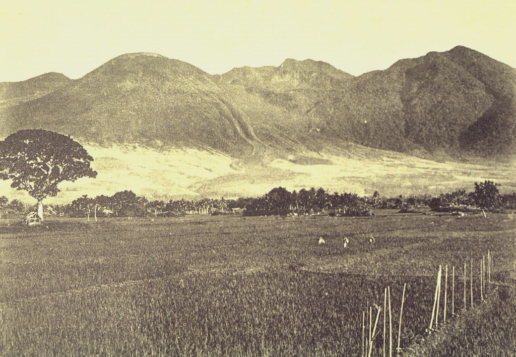 The prominent levees of a historical lava flow (center) are visible on the SE flank of Guntur. The rounded summit at the left is Gunung Guntur, the youngest peak of the volcanic complex. To the right are Gunung Batususun and Gunung Picung, part of the older massif. Photo published in Taverne, 1926 