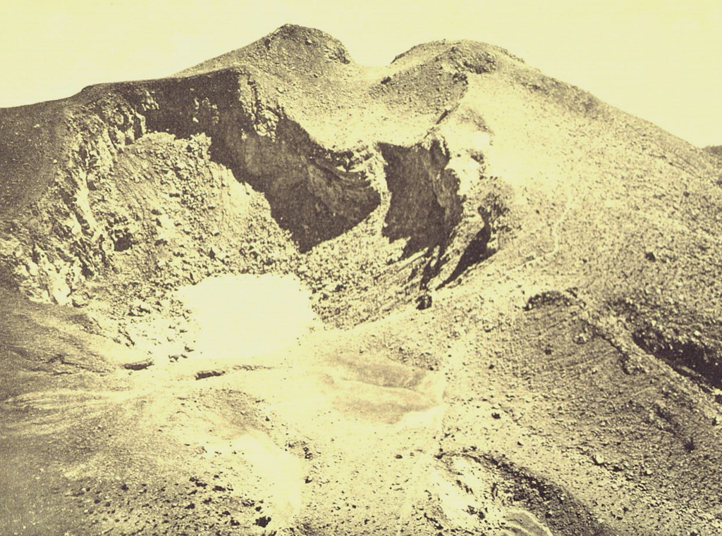 Kawah Jero is one of several craters along the summit of Gunung Welirang, the northernmost section of the Arjuno-Welirang stratovolcanoes. A 6-km-long chain of cones and craters extends NW-SE between the volcanoes. Photo published in Taverne, 1926 