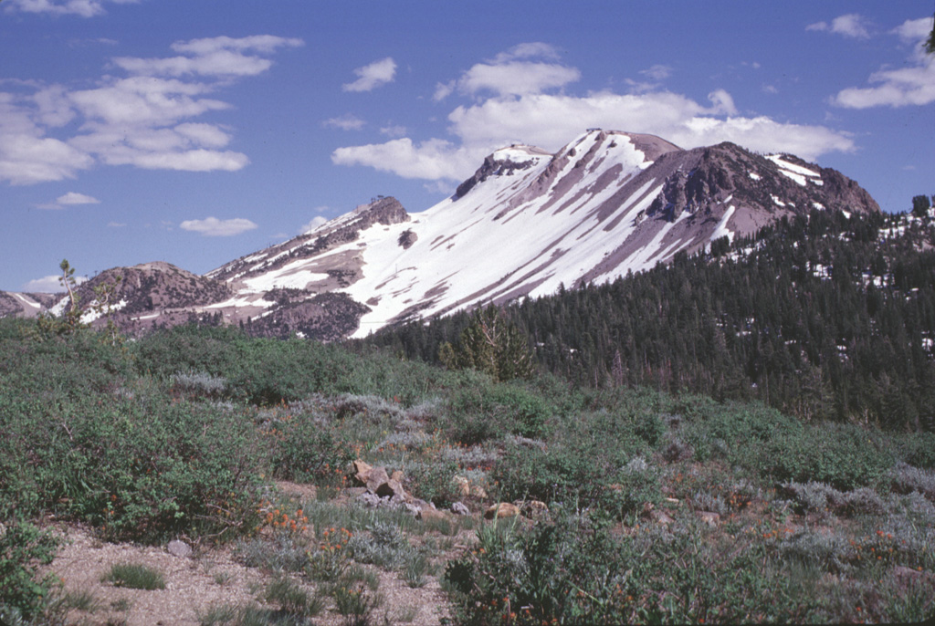 Mammoth Mountain rises to the SE of Minaret Summit.  The 3369-m-high volcano formed between about 111,000 and 57,000 years ago and consists of a series of trachydacitic and rhyodacitic lava flows and lava domes.  Magmatic activity at Mammoth Mountain overlapped the latest eruptions of the Long Valley caldera and ended prior to the onset of eruptions at the Mono-Inyo chain, although phreatic eruptions on the northern flank of Mammoth Mountain took place during the Holocene.   Photo by Lee Siebert, 1998 (Smithsonian Institution).