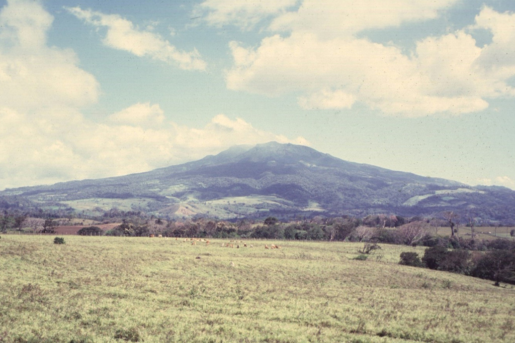 Rincón de la Vieja is seen here across the coastal plain from the west. The volcanic massif is the largest in NW Costa Rica with an estimated volume of 130 km3. The Liberia Tuff originated from here during the early Pleistocene and covered an area of 3,500-4,000 km2. Photo by Guillermo Alvarado (Instituto Costarricense de Electricidad).