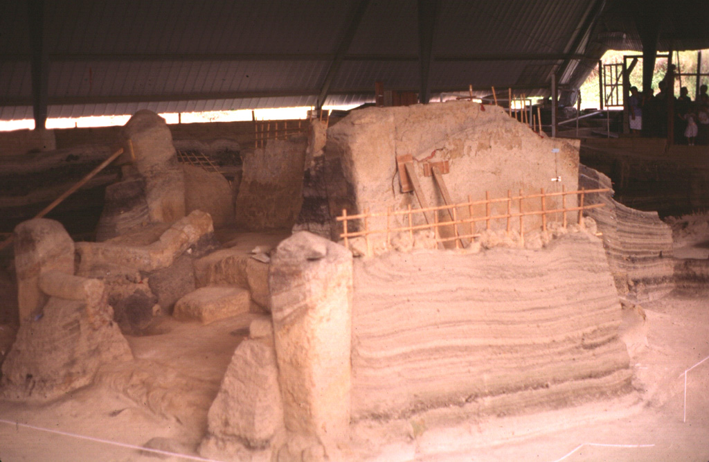 Laminated pyroclastic surge deposits surround the walls of houses buried by an eruption from the Laguna Caldera scoria cone on the lower NW flank of San Salvador. This eruption occurred around 590 CE and buried at least three Mayan homesteads beneath more than 4 m of scoria and ash. Photo by Giuseppina Kysar, 1999 (Smithsonian Institution).