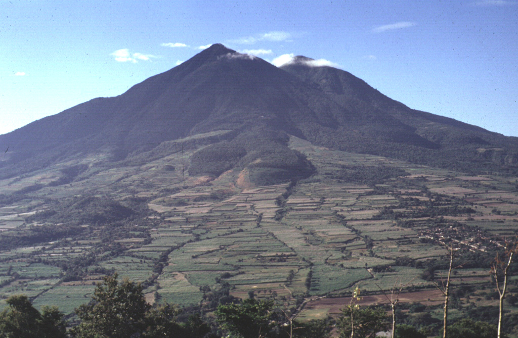 Lobate lava flows are seen on the northern flank of San Vicente. These and other flows of San Vicente were emplaced within 7 km of the summit and are overlain by pumice of the Tierra Blanca Joven (TBJ) formation, erupted from neighboring Ilopango caldera about 1,500 years ago.  Photo by Carlos Pullinger, 1994 (Servicio Nacional de Estudios Territoriales, El Salvador).