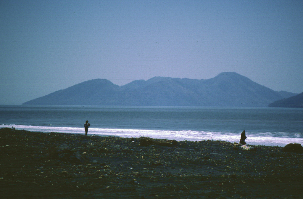 Isla Meanguera, located in the Gulf of Fonseca SE of Conchagüita Island, consists of an elongated line of three small stratovolcanoes of Pleistocene age.  A N-S-trending graben cuts the summits of all three volcanoes.  A circular crater occupies the summit of the central cone, which forms the island's high point at 493 m. Photo by Rick Wunderman, 1999 (Smithsonian Institution).