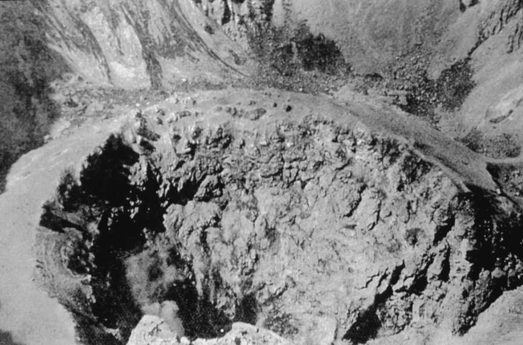 This view shows the Popocatépetl summit crater floor towards the end of its 1919-1928 period of activity. The crater floor is occupied by a smaller crater about 150 m in diameter. After 1925, the activity of the volcano decreased dramatically and ended by 1927. Photo by Dr. Atl (courtesy of José Macías, Universidad Nacional Autónoma de México).