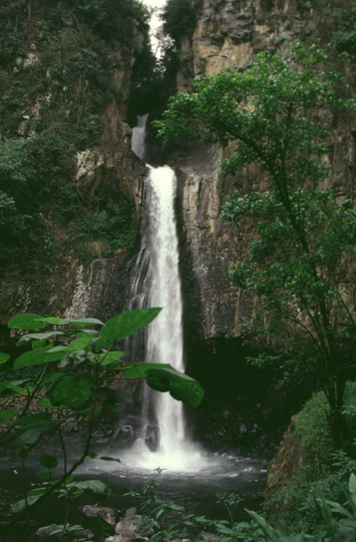 A series of waterfalls near the town of Xico on the eastern flank of Cofre de Perote formed over a massive lava flow. Cofre de Perote was constructed along the margin of the Mexican Altiplano, and thick viscous Pleistocene lava flows extend tens of kilometers down the eastern flanks towards the coastal plain. Photo by Lee Siebert, 1998 (Smithsonian Institution).