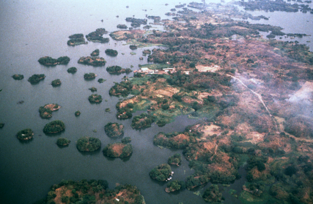 Las Isletas, or Isletas de Granada, are a cluster of about 500 small islands flanking the Aseses Peninsula extending into Lake Nicaragua.  They were formed when the NE flank of Mombacho volcano collapsed, producing a debris avalanche that swept into the lake.  A road leads down the peninsula to the settlement of El Diamante seen above the center of the photo.  The peninsula is a resort area visited frequently from the nearby city of Granada.  Many of the islands host vacation residences. Photo by Jaime Incer.