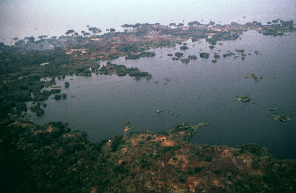 The arcuate Aseses Peninsula extending 5 km into Lake Nicaragua was formed when the NE flank of Mombacho volcano collapsed producing a highly mobile debris avalanche that swept into the lake.  Flanking the peninsula are hundreds of small islands, known as Las Isletas, or Isletas de Granada.  These are the tops of hummocky terrain formed of debris from the avalanche, which traveled as far as 12 km from the volcano. Photo by Jaime Incer.