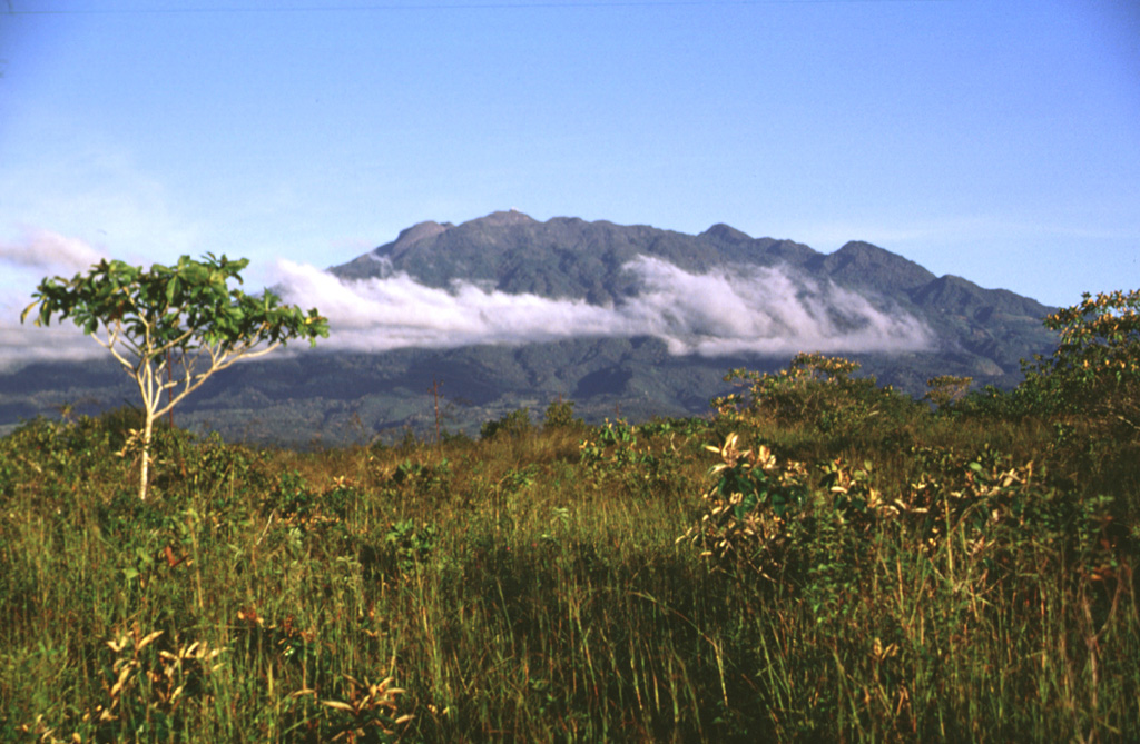 The SE flanks of Volcán Barú are seen from the road to the town of Boquete, in western Panamá near the border with Costa Rica.   Photo by Lee Siebert, 1998 (Smithsonian Institution).