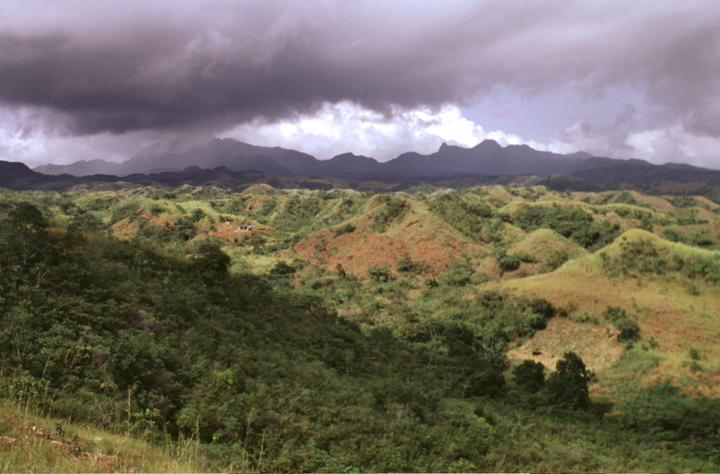An eroded pyroclastic flow deposit extends to the SE from El Valle caldera. Pyroclastic flows from phreatomagmatic eruptions about 50,000 to 34,000 years ago traveled more than 25 km to the Pacific coast of Panamá and their deposits cover the southern and eastern flanks of the volcano. Photo by Lee Siebert, 1998 (Smithsonian Institution).
