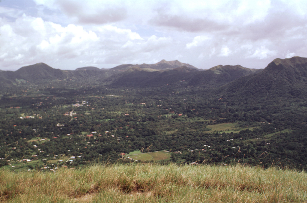 The El Valle de Antón SW caldera rim reaches 300 m above the caldera floor. The caldera formed during major explosive eruptions about 1.1-1.3 million years ago. A former caldera lake contributed to phreatomagmatic and phreatic eruptions that continued into the late Pleistocene. More than 90 m of lake sediments were deposited on the caldera floor prior to draining of the lake.  Photo by Lee Siebert, 1998 (Smithsonian Institution).