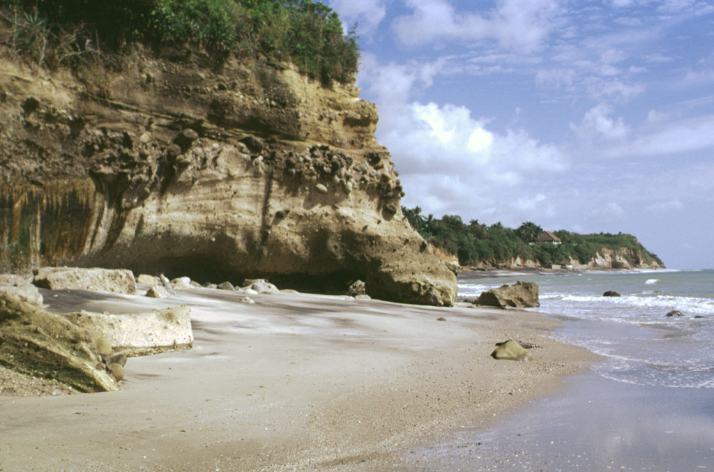 Cliffs along the southern coast of Panamá, west of Panama City, expose ignimbrite deposits from El Valle volcano. Photo by Lee Siebert, 1998 (Smithsonian Institution).