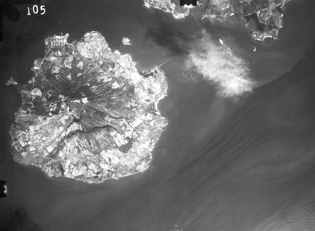 Isla el Tigre stratovolcano forms a small island in the Gulf of Fonseca across a narrow strait from Isla Zacate Grande (upper right), a volcano forming a peninsula on the Honduras mainland.  A single satellitic cone lies immediately south of the town of San Pablo on the NNW side of the 5-km-wide island (upper left). Aerial photo by Instituto Geográfico Nacional El Salvador.