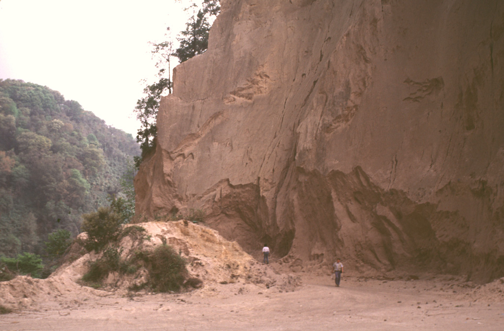 A quarry along the road between Teocelo and Cosautlán de Carvajal exposes thick deposits of the 230 km3 Xáltipan Ignimbrite from Los Humeros volcano. This outcrop lies about 50 km SE of Los Humeros, beyond the Pico de Orizaba-Cofre de Perote range, much of which post-dates the 460,000-year-old ignimbrite. Eruption of the Xáltipan Ignimbrite, which covered an area of about 3,500 km2, resulted in the formation of a 15 x 21 km wide caldera. Photo by Lee Siebert, 2000 (Smithsonian Institution).
