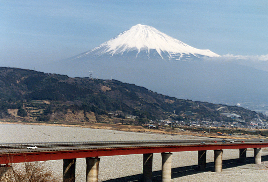 Fujisan towers above the major Tokyo-Osaka highway along the Pacific coast in southern Shizuoka Prefecture. Hoeisan is the smaller cone on the SE flank (to the right) and is a remant of Kofuji (Old Fuji), an ancestral volcano that preceded the construction of the modern edifice. Photo by Ichio Moriya (Kanazawa University).