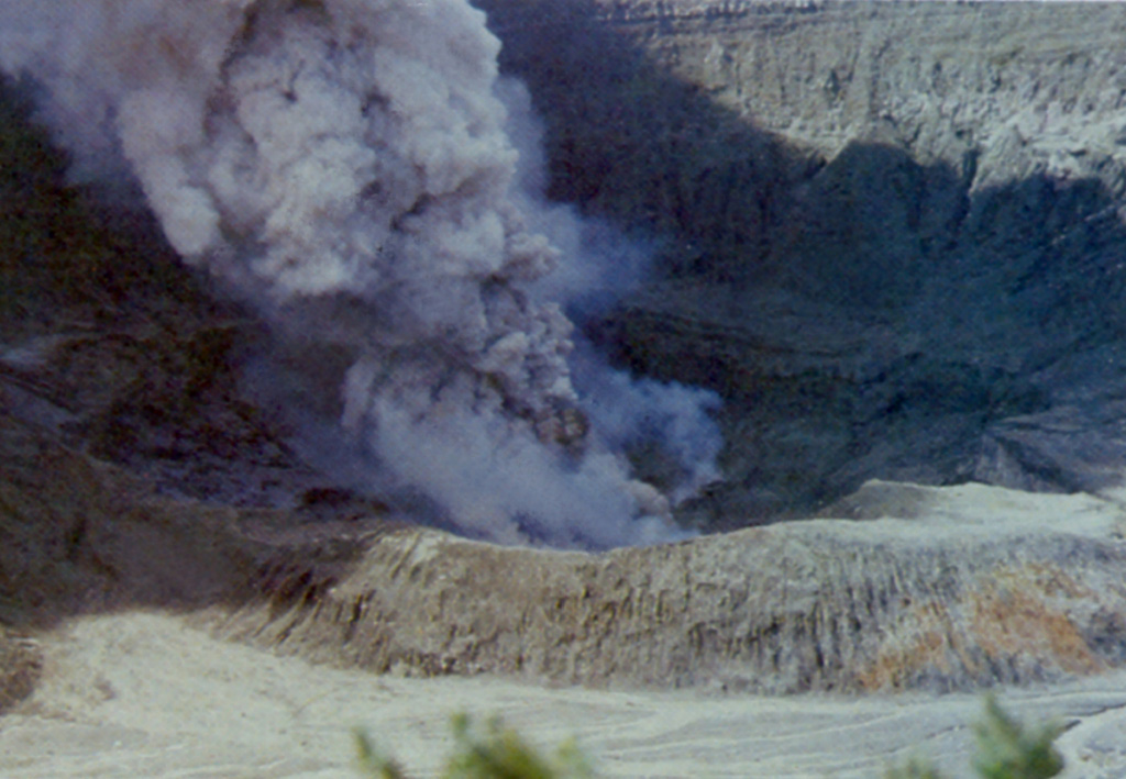 Poás erupted intermittently from June 1987 to June 1990, producing ash plumes such as this one seen on 6 March 1989. Phreatic explosions had resumed from June 1987 until at least October 1988, punctuated by large explosions on 9 April 1988. The crater lake completely disappeared by April 1989, and during May ash plumes reached heights of 1.5-2 km above the crater.  Photo by Gerardo Soto, 1989 (Instituto Costarricense de Electricidad, published in Alvarado, 1989).