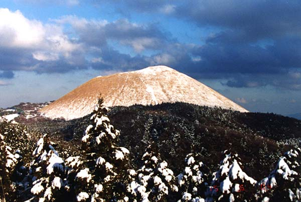 Snow mantles the western flanks of Omurayama scoria cone in the Izu-Tobu volcano group. Omuroyama formed about 5,000 years ago. The volcanic field is located across a broad, plateau-like area of more than 400 km2 on the E side of the Izu Peninsula. About 70 monogenetic cones erupted during the last 140,000 years, and chemically similar submarine cones are located offshore. Copyrighted photo by Akira Takada (Japanese Quaternary Volcanoes database, RIODB, http://riodb02.ibase.aist.go.jp/strata/VOL_JP/EN/index.htm and Geol Surv Japan, AIST, http://www.gsj.jp/).