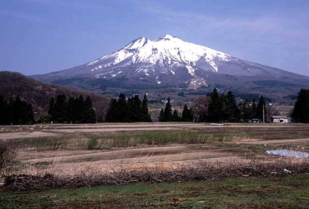 Iwakisan rises above farmlands below its SE flank. The peak to the left is Chokaisan and the 2-km-wide summit crater is filled by a lava dome that forms the summit. Eruptions have occurred since 1597 CE and have consisted primarily of small-to-moderate phreatic explosions. Copyrighted photo by Yoshihiro Ishizuka (Japanese Quaternary Volcanoes database, RIODB, http://riodb02.ibase.aist.go.jp/strata/VOL_JP/EN/index.htm and Geol Surv Japan, AIST, http://www.gsj.jp/).