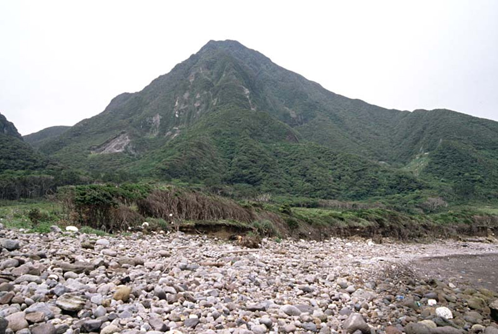 Maedake lava dome is the highest point on Kuchinoshima and formed during the last magmatic eruption on the island between the 8th and 13th centuries. Copyrighted photo by Shun Nakano, 2005 (Japanese Quaternary Volcanoes database, RIODB, http://riodb02.ibase.aist.go.jp/strata/VOL_JP/EN/index.htm and Geol Surv Japan, AIST, http://www.gsj.jp/).