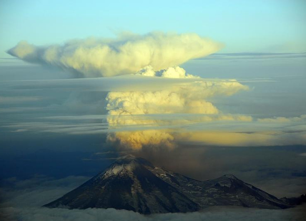 An ash plume from Pavlof on the evening of 30 August 2007 at 2120 local time. This view is to the S, out of the right side of a plane flying to Anchorage from Cold Bay. The ash plume height was approximately 5.2-5.5 km. Photo by Chris Waythomas, 2007 (Alaska Volcano Observatory, U.S. Geological Survey).