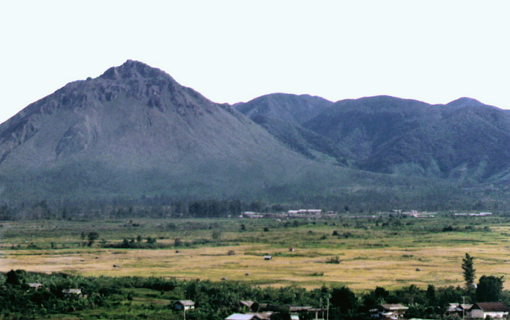 The Geureudong complex (right) is a 30-km-wide volcanic complex immediately north of the Bur ni Telong volcano (left). It is Pleistocene in age, but fumaroles and hot springs are found on its northern and southern flanks. The Pupandji cone was constructed on its SE flank, adjacent to two maars with diameters of 300 and 60 m. Photo by Igan Sutawidjaja (Volcanological Survey of Indonesia).