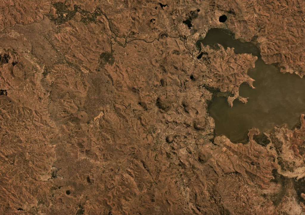 The Itasy Volcanic Field in central Madagascar covers an area of around 1,600 km2, some of which is seen here beside Lake Itasy in this September 2019 Planet Labs satellite image mosaic (N at the top). Several of the 131 identified scoria cones are in this area, as well as some lake-filled maar craters. Satellite image courtesy of Planet Labs Inc., 2019 (https://www.planet.com/).