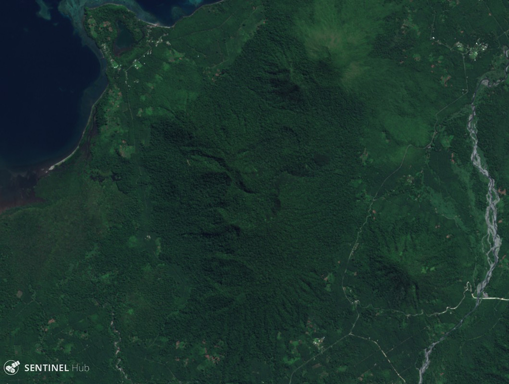 The Sulu Range in New Britain, Papua New Guinea spans this 25 July 2019 Sentinel-2 satellite image (N is at the top), with Mount Malopu in the center to the S, Mount Ululu and Ubia to the N, Mount Ruckenberg to the NE, and Mount Talutu dome to the SE. Kaiamu maar forms the peninsula extending about 1 km into Bangula Bay to the NW. Satellite image courtesy of Copernicus Sentinel Data, 2019.