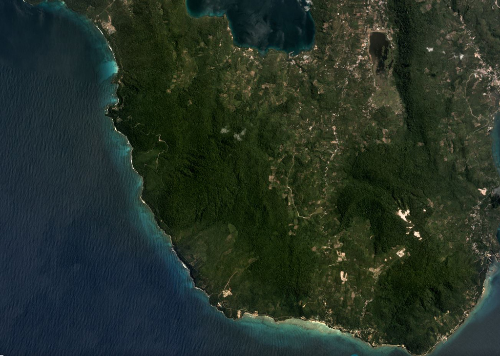 Pulau Weh island in shown in this July 2019 Planet Labs satellite image monthly mosaic (N is at the top; this image is approximately 9 km across). Lhok Perialakot bay to the north has been interpreted as the remains of an older collapsed edifice that opens to the NW and is filled by the sea. Satellite image courtesy of Planet Labs Inc., 2019 (https://www.planet.com/).