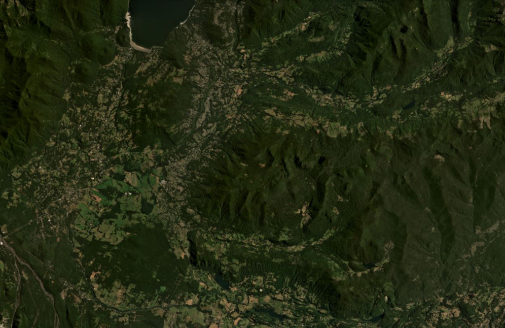 The cones with summit craters at the SW corner of Lago Caburgua (upper left) are the Volcanes de Caburgua. South of the lake are two areas with thicker vegetation, the northern area is the La Barda cones, and the southern is Volcan Huelemolle. The vegetated ridge across the eastern half of the photo contains the Redondo, Pichares, and Relicura cones (E to W). Satellite image courtesy of Planet Labs Inc., 2021 (https://www.planet.com/).