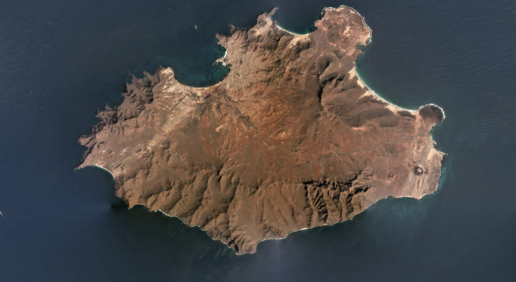 The 25-km-wide Pliocene-Pleistocene São Vicente is shown in this February 2019 Planet Labs satellite image monthly mosaic (N is at the top). The products of the most recent volcanism are at the two NE peninsulas (northern Baia das Gatas and eastern Calhau) and the far-eastern area. The two small cones near the eastern coastline are Vulcãno Viana (right) and Curral de João Paula (left). The linear ridge in the NE area is Monte Verde. Satellite image courtesy of Planet Labs Inc., 2019 (https://www.planet.com/).