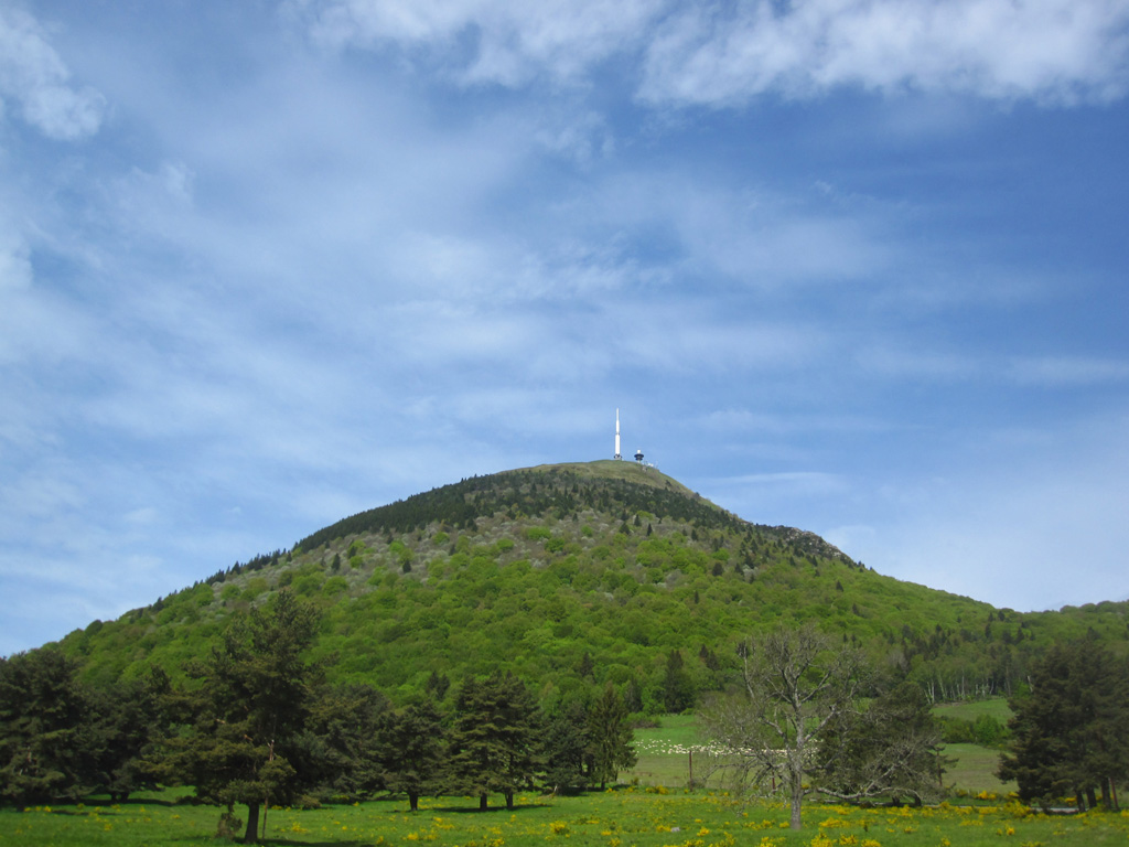 The 500-m-high Puy de Dôme of the Chaîne des Puys volcanic field formed around 11,000 years ago. The dome, with a diameter of 1.5-2 km, is surrounded by pyroclastic density current deposits. Photo by Arianna Soldati, 2016.