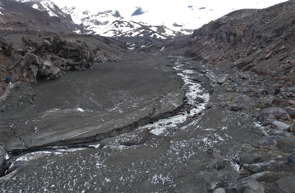 This snow-slurry lahar formed through brief explosions through the acidic Ruapehu Crater Lake, ejecting around 5,700 m3 of acidic water then entraining 60 times this volume in snow. This view looks up the Whangaehu valley towards the Crater Lake area two days after it was emplaced across the valley floor. Photo by Janine Krippner, 2007.