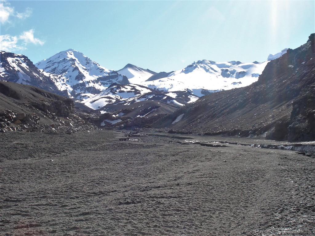 The 25 September 2007 Ruapehu ice-slurry lahar emplaced the deposit across this photo, seen here two days later in the Whangaehu valley on the E flank. The path of the lahar from Crater Lake down the Whangaehu glacier is above it. Photo by Janine Krippner, 2007.