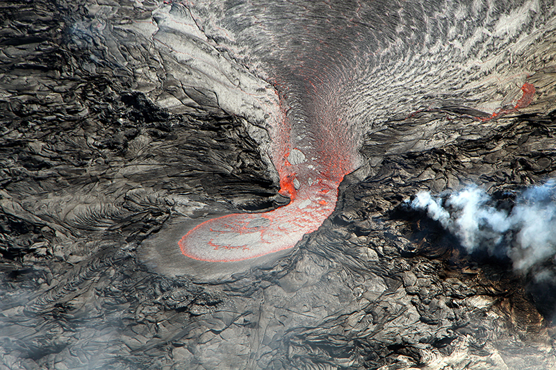 How Does a Pahoehoe Lava Flow Form and Transition?